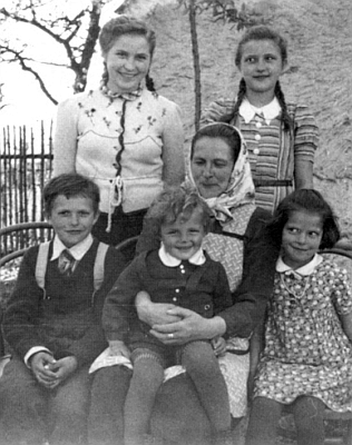 V kruhu svých dětí: zleva Anni a Marie, obou stojících, zleva sedících Adalberta, Josefa a Hilde, na snímku z dubna 1943