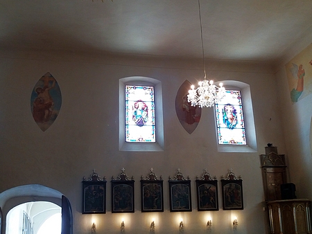 Na vitrážovém okně vlevo je v kostele ve Strýčicích jako donátor uveden jeden z jejích dobčických příbuzných