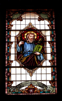 Na vitrážovém okně vlevo je v kostele ve Strýčicích jako donátor uveden jeden z jejích dobčických příbuzných
