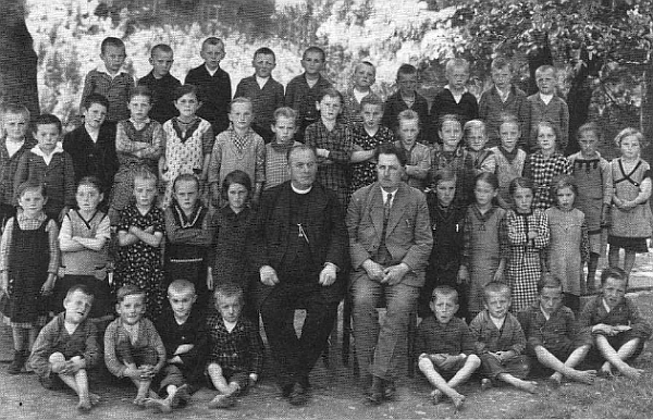V roce 1932 se žáky v Rychnůvku, vedle něho sedí děkan Vinzenz Gross