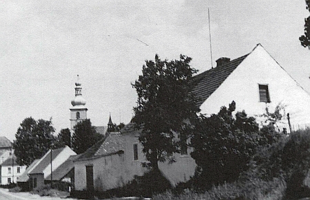 Rodný dům v Kaplici na snímku z "Pucheřské silnice" směrem ke kostelu