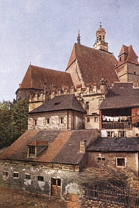 Prachatický kostel sv. Jakuba Většího s literátskou školouna autochromní pohlednici Josefa Seidela z roku 1914