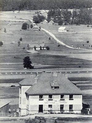 "Turistický dům pod Smrčinou - Touristenhaus unter dem Hochficht" hlásá nápis na hotelu "Springer", postaveném roku 1932 při Schwarzenberském kanále u Nové Pece a později zvaném "Klápovna"