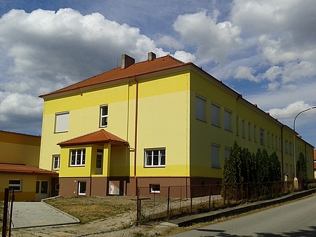 Chvalšinská škola dnes (2015, viz i Sepp Matejka)