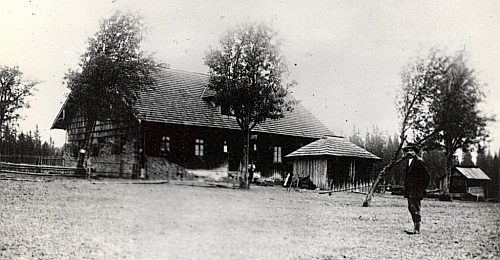 Sklárna ve Zlaté Studni na staré fotografii (viz i Franz Blau)