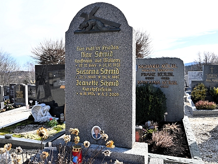 Hřbitov v Bischofsreut, kde je pohřbena