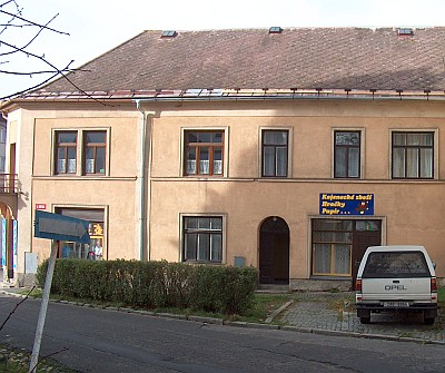 Rodný dům ve Volarech se stále patrným někdejším
otcovým obchodem