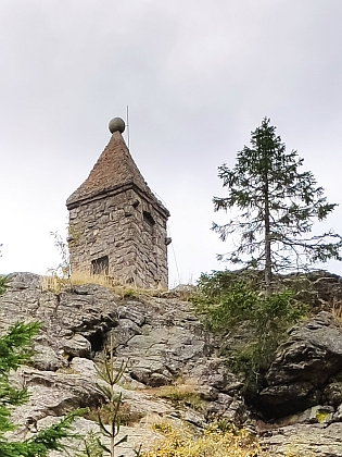 Waldschmidtův pomník na hoře Riedelstein (1135 m n.m.) u Arnbrucku