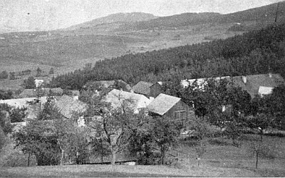 Dva snímky O. Haase z roku 1940 zachycují Červené Dřevo s kostelem a vsí Liščí a vrchem Jezvinec na obzoru