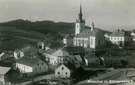 Pohlednice Josefa Seidela z Rožmitálu na Šumavě - vlevo je na ní zachycen Schmidtův rodný dům