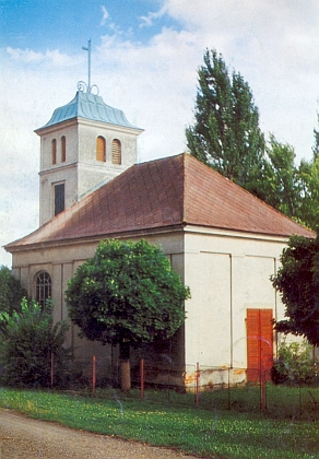 Návesní kaple z roku 1933 v Darmyšli, barokní farní kostel sv. Mikuláše byl v Prostiboři