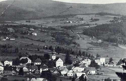 Dnešní Srní a Hrádky na snímku z doby někdy kolem roku 1940 -
les v nich tenkrát zdaleka ještě nepanoval tolik jako dnes