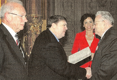 Během 62. Sudetoněmeckého sněmu o svatodušních svátcích roku 2011 v Augsburgu mu Bernd Posselt předává velkou kulturní cenu krajanského sdružení