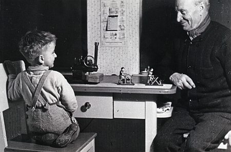 S tatínkem v Tachově v roce 1942