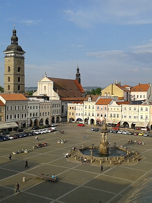 Na snímku ze střechy českobudějovické radnice je rodný dům obou sester s tehdejším čp. 259 (dnes 87/25) úplně vpravo
