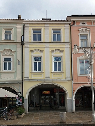 Na snímku ze střechy českobudějovické radnice je rodný dům obou sester s tehdejším čp. 259 (dnes 87/25) úplně vpravo