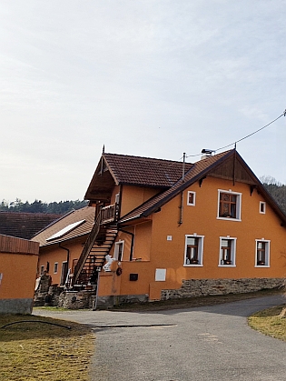 Rodný statek čp. 21 v Horních Chrášťanech na snímcích z roku 2014