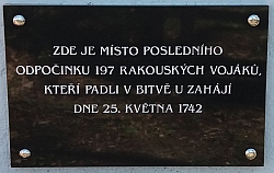 Pietně obnovené místo, kde byli pochování rakouští vojáci, kteří padli v bitvě u Zahájí, na snímku z roku 2021