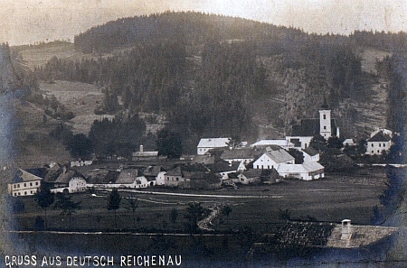 Jiná pohlednice ze zaniklého dnes Rychnůvku vzadu s vrchem U Horního Ureše (866 m)