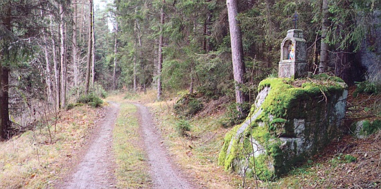 Boží muka s Pannou Marií Sedmibolestnou při cestě nad Malší u Cetvin