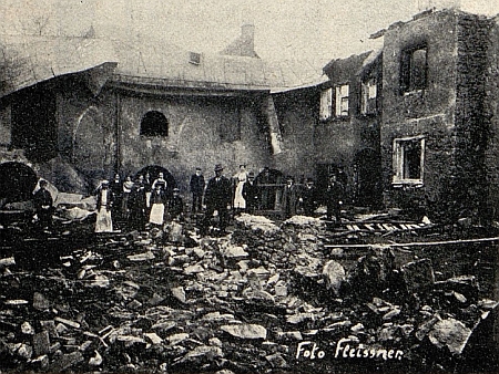 Stará tachovská synagoga po požáru v roce 1911 na snímcích fotografa A. Fleissnera