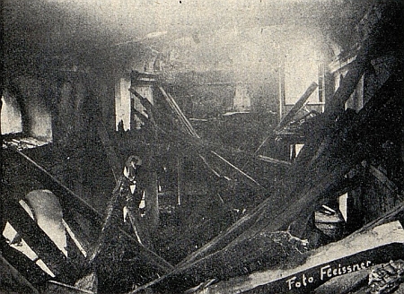 Stará tachovská synagoga po požáru v roce 1911 na snímcích fotografa A. Fleissnera
