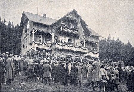 Otevření chaty "Tillenberghaus" na hoře Dyleň, označované za poslední "šumavský" výběžek "před Chebskem", v říjnu 1926, pouhých několik měsíců poté, co Schön v Tachově zemřel