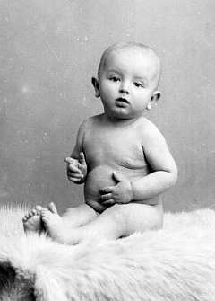 Je to zřejmě on na tomto snímku ani ne ročního chlapce, datovaném u Seidelů
    dnem 28. září 1902 a psaném na objednávku jménem "Moritz Schönbaur"