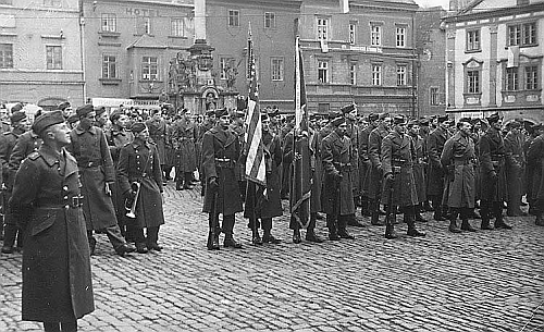 Krumlov pod hvězdnatou vlajkou - přehlídka americké a československé armády v roce 1945