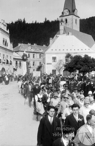 Na Seidelově snímku ze slavnosti Böhmerwaldbundu v Rožmberku nad Vltavou v září roku 1929 je v tmavém obleku dole vpravo (ve fotobance byl snímek zrcadlově převrácený)