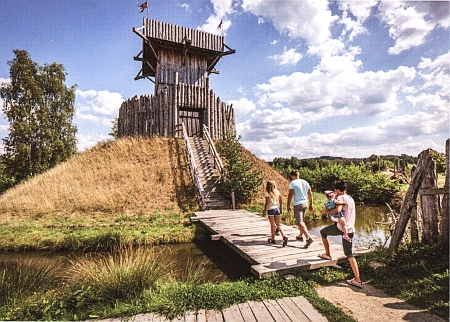 Historický park v Bärnau navozuje středověkou podobu slovanské vesnice a dřevěného hrádku