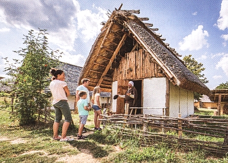 Historický park v Bärnau navozuje středověkou podobu slovanské vesnice a dřevěného hrádku