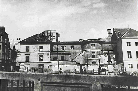 Divadlo v Českých Budějovicích po bombardování v březnu 1945