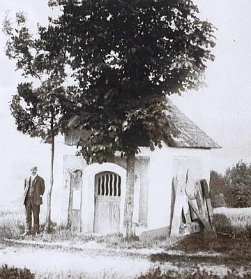 Kaplička ve Folmavě, kde byl v místním kostele pokřtěn, zbořená po druhé světové válce
