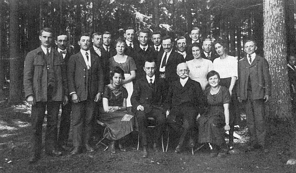 Sedí tu druhý zprava vedle Karla Franze Leppy se žáky "šumavské lidové univerzity" Böhmerwäldler Volkschhochschule) v Lázních svaté Markéty u Prachatic někdy brzy po první světové válce