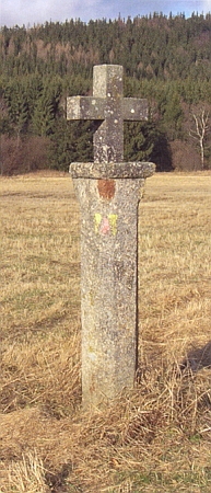 Boží muka volarského typu při cestě z Hojné Vody na kresbě Romana Lavičky podle stavu v padesátých letech a jejich torzo doplněné kamenným křížkem na snímku z roku 2008