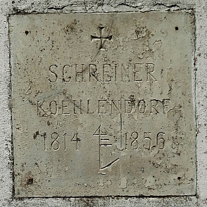 Připomínky rodu: náhrobní deska Wenzela Schreinera na kostele v Petrovicích a křížek s umrlčími prkny Josefa a Anny Schreinerových u Kochánova