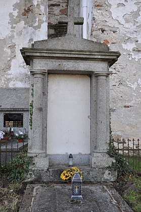 Hrob na hřbitově ve Velharticích s takřka nečitelným nápisem - vedle jeho jména je tu uvedena manželka Amalie, roz. Nollová 10. dubna 1857 v hesenském Giesen, kde měli 6. května 1878 svatbu, zemřela 9. dubna 1934