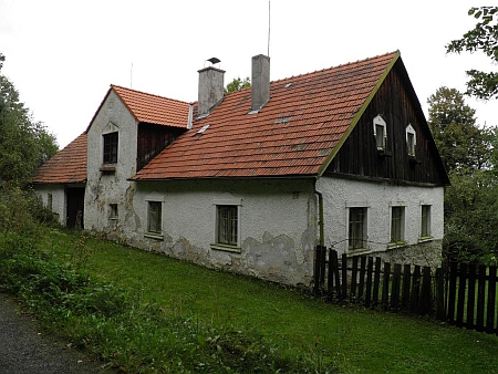 Jeden z domů původní zástavby osady Věrtele východně od Benešova nad Černou