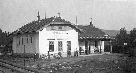 Nádraží v šumavském Stožci v létě 1930 na snímku z téže knihy:"... jak dýchala mírem ta léta"