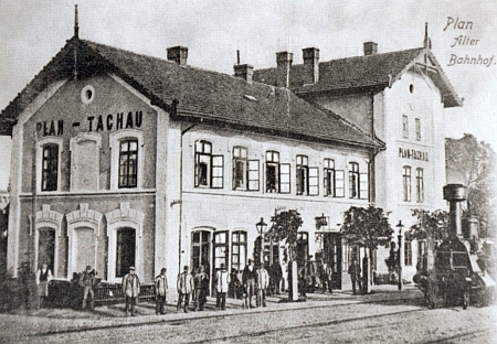 Staré a nové nádraží v Plané u Mariánských Lázní na starých pohlednicích (nahoře staré, dole oboje)