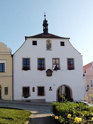 Radnice a náměstí v jeho rodném Horšovském Týně