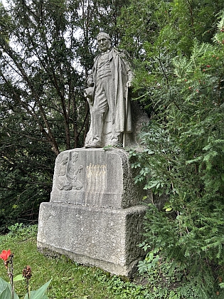 ... nakonec byl ale realizován koncept Karla Phillippa (1872-1949), pomník byl odhalen 23. října 1919