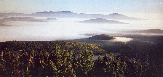 Pohled z Hochsteinu od hřebene Třístoličníku na Boubín a Bobík