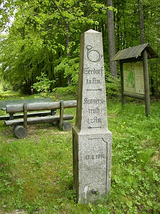 Hraniční kámen a rozcestník u Konnersreuthu