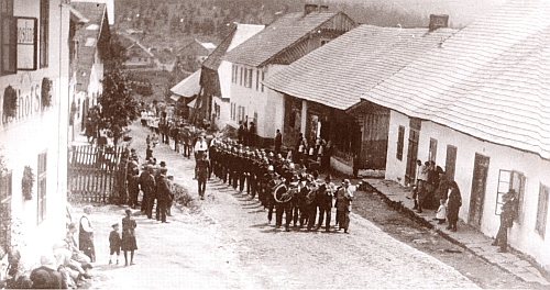 Tady slaví dobrovolní hasiči na Kvildě roku 1926 50. výročí založení svého sboru