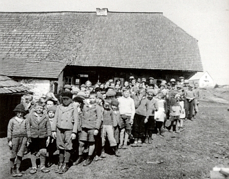 Školáci před expoziturou na Zhůří v roce 1937, kdy do ní začala chodit i Elfriede Schüsselová