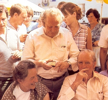 Tady nabízí v červenci roku 1983 šňupeček tabáku tehdejšímu německému spolkovému prezidentu Dr. Karlu Carstensovi, vedle něhož sedí jeho manželka Veronica Carstensová