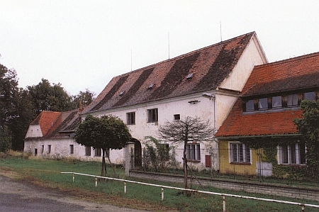 Dnes zaniklý dvůr Švamberk u Ševětína, který Jan Jiří založil v letech 1613-1615 na pozemcích zaniklé vsi - rekonstrukční skica a čelo někdejšího hospodářského dvora na snímku z roku 2006