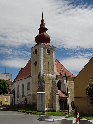 Kostel Nanebevzetí Panny Marie v Poběžovicích, skrývající švamberskou hrobku - vyobrazené od Karla Liebschera vlevo zachycuje původní dvojvěží (před rokem 1902)